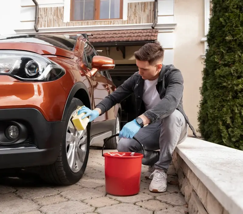 Lavage auto à domicile Saint-Angel : professionnel intervenant sur un véhicule
